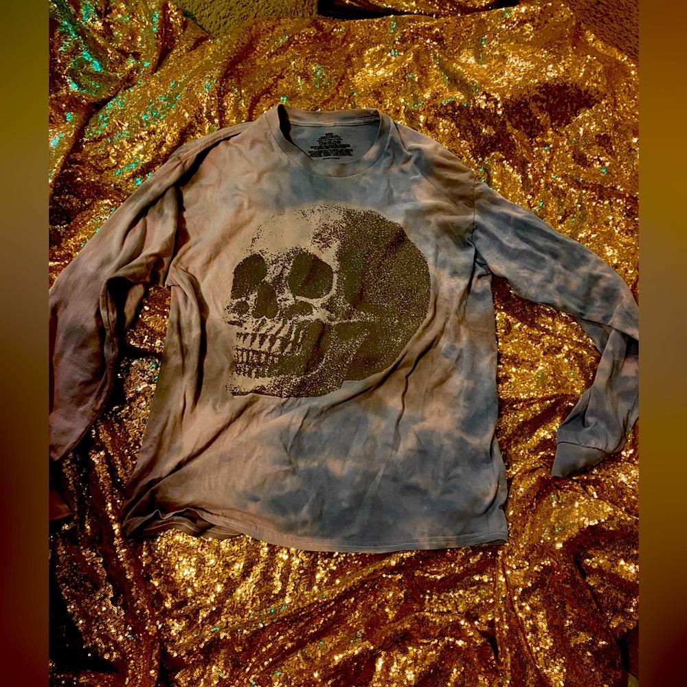 Unisex tie-dyed, longsleeved, skull graphic tee sz M in men’s or L for women